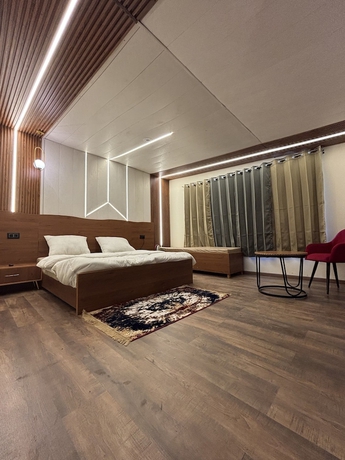 Imagen de la habitación del Hotel The Nawalam Swiss Resort. Foto 4