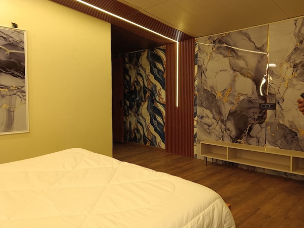 Imagen de la habitación del Hotel The Nawalam Swiss Resort. Foto 10