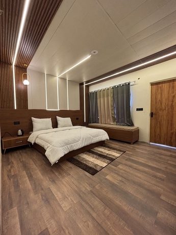 Imagen de la habitación del Hotel The Nawalam Swiss Resort. Foto 12
