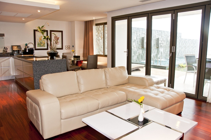 Imagen de los interiores del Hotel The Nchantra Pool Suite Phuket. Foto 7