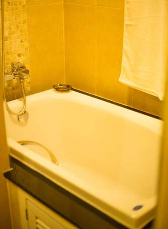 Imagen de la piscina del Hotel The Near Residence - Sriracha. Foto 18