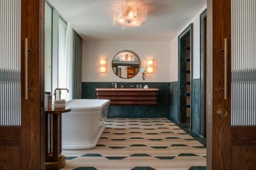 Imagen de la habitación del Hotel The Ned Doha. Foto 18