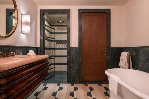 Imagen de la habitación del Hotel The Ned Doha. Foto 20