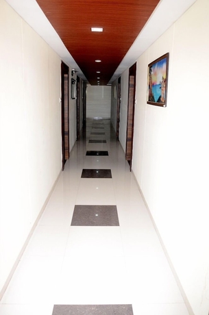 Imagen de los interiores del Hotel The New Holiday II. Foto 13