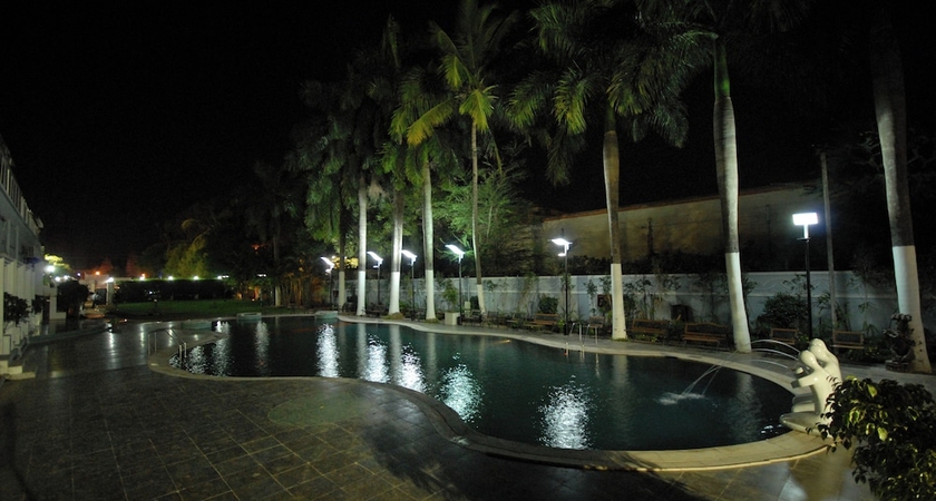 Imagen de la piscina del Hotel The New Marrion. Foto 15