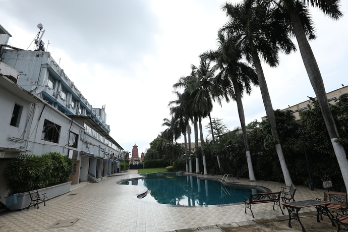Imagen de la piscina del Hotel The New Marrion. Foto 16
