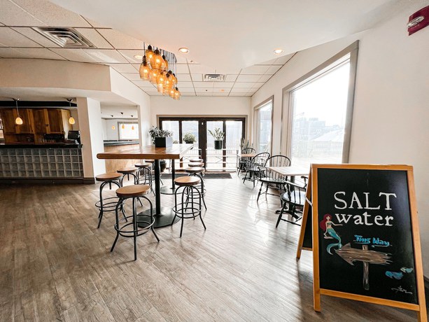 Imagen del bar/restaurante del Hotel The Newport Harbor And Marina. Foto 7