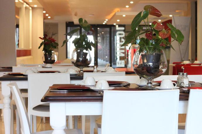 Imagen del bar/restaurante del Hotel The Nicol Hotel And Apartments. Foto 2