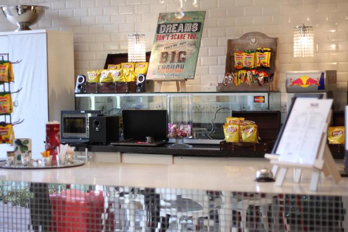 Imagen del bar/restaurante del Hotel The Nicol Hotel And Apartments. Foto 3