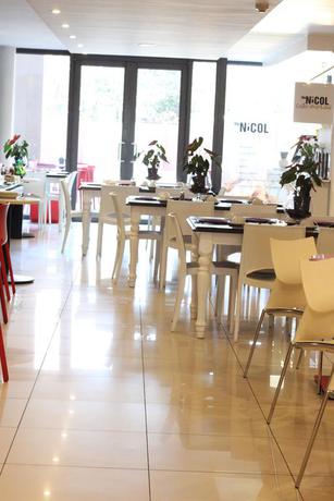 Imagen del bar/restaurante del Hotel The Nicol Hotel And Apartments. Foto 4