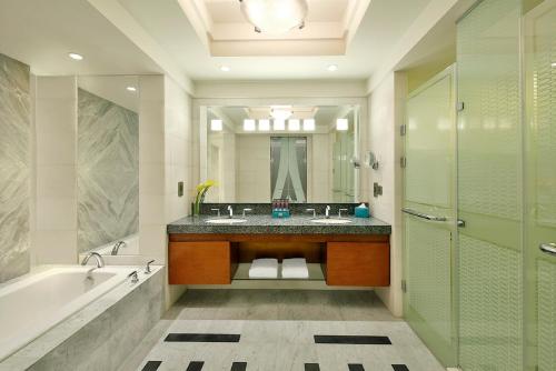 Imagen de la habitación del Hotel The Nile Ritz-Carlton, Cairo. Foto 6