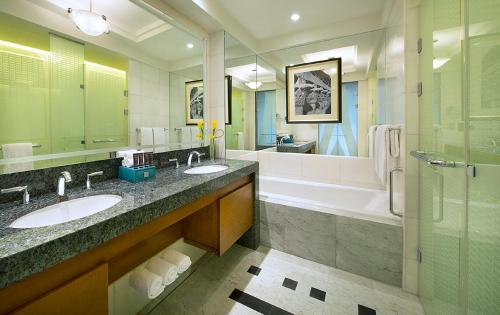 Imagen de la habitación del Hotel The Nile Ritz-Carlton, Cairo. Foto 9