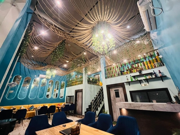 Imagen del bar/restaurante del Hotel The Nines and Restro. Foto 3