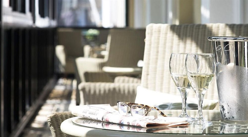 Imagen del bar/restaurante del Hotel The Norfolk Royale. Foto 2