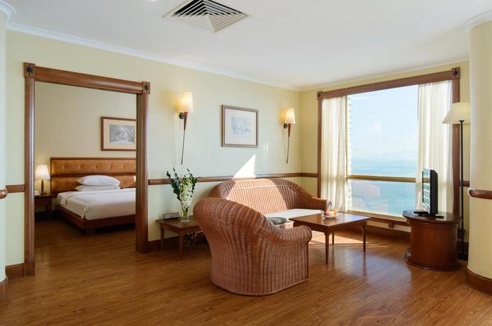 Imagen de la habitación del Hotel The Northam All Suite Penang. Foto 8