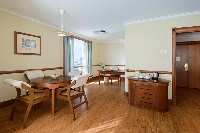 Imagen de la habitación del Hotel The Northam All Suite Penang. Foto 9