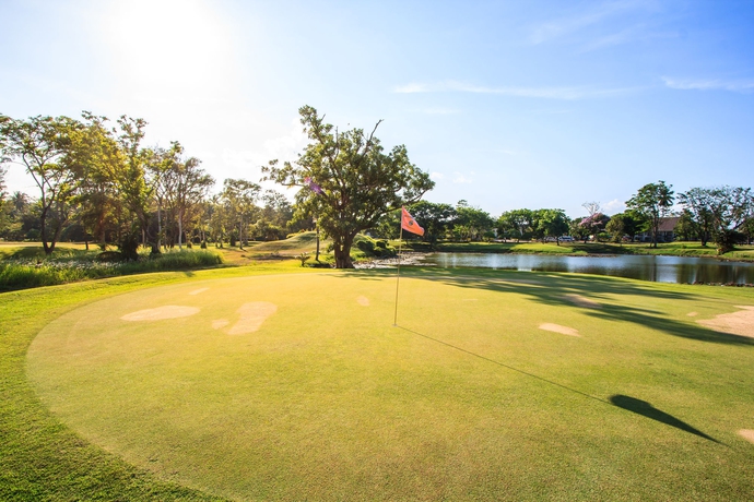 Imagen de los exteriores del Hotel The Nouveau Chumphon Beach Resort And Golf. Foto 7