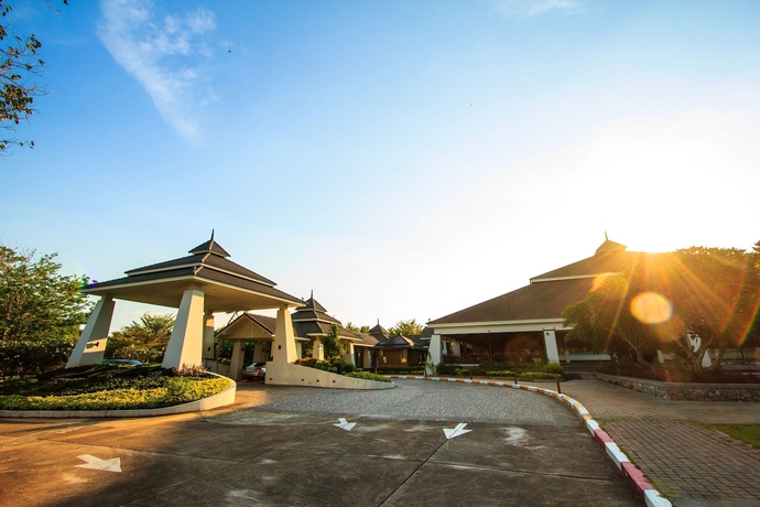 Imagen general del Hotel The Nouveau Chumphon Beach Resort And Golf. Foto 1