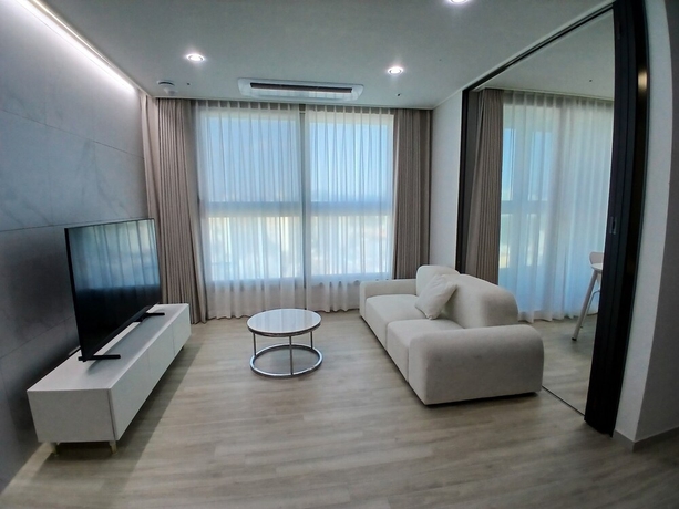 Imagen de la habitación del Hotel The November Stay Guri. Foto 2