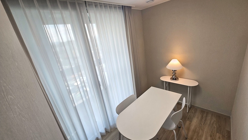 Imagen de la habitación del Hotel The November Stay Guri. Foto 11