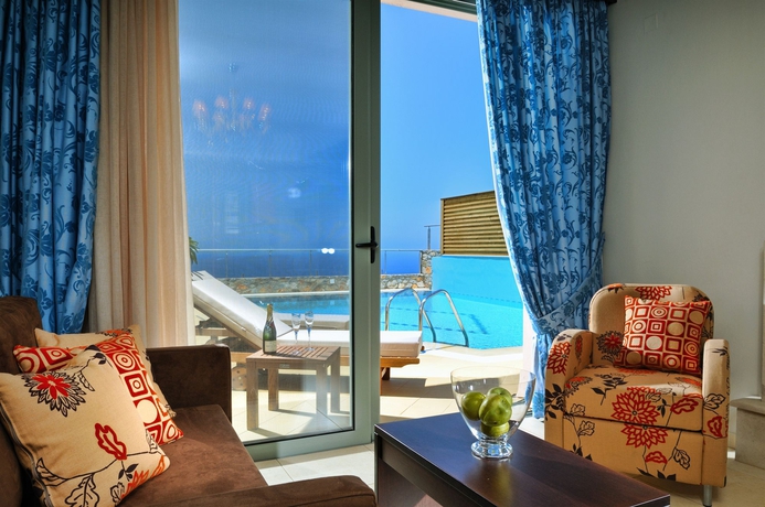 Imagen de los exteriores del Hotel The Noverian Scenic Crete Hilltop Villa Resort and Spa. Foto 12