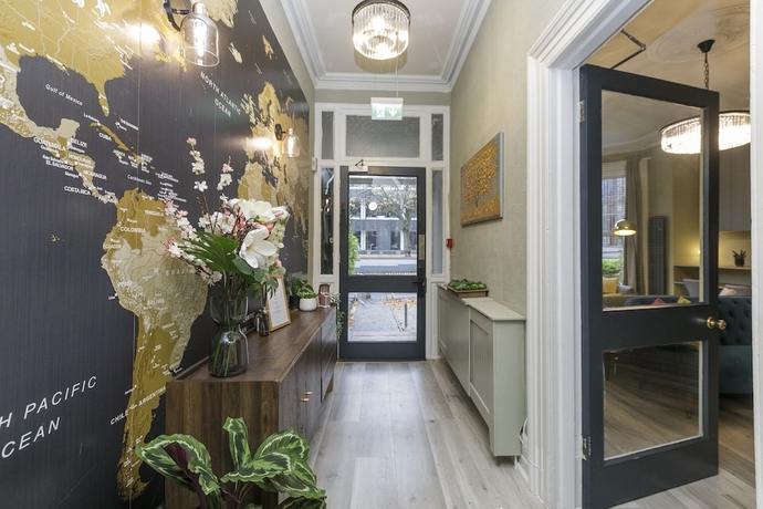 Imagen de los interiores del Hotel The Number 11 By The Warren Collection. Foto 8