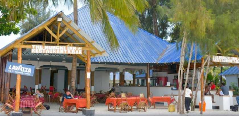 Imagen del bar/restaurante del Hotel The Nungwi Inn. Foto 6