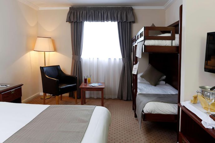 Imagen de la habitación del Hotel The Oaks Hotel. Foto 4
