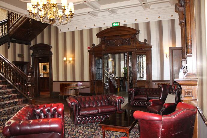 Imagen de los interiores del Hotel The Oaks Hotel. Foto 18