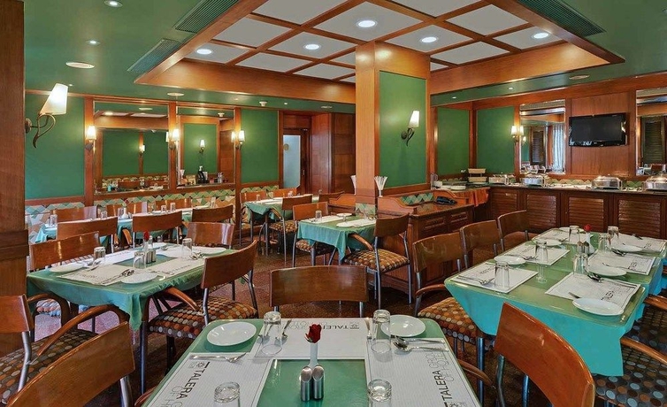 Imagen del bar/restaurante del Hotel The Oakwood. Foto 1