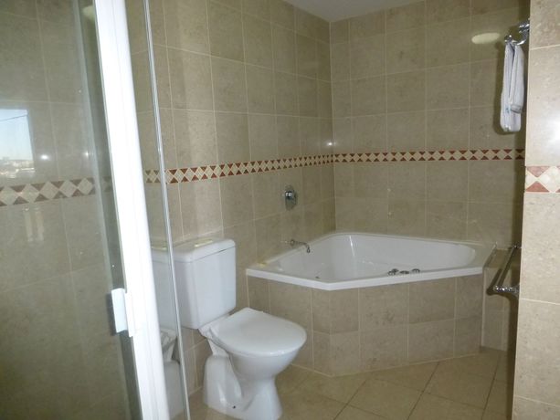 Imagen de la piscina del Hotel The Oasis Apartments. Foto 14