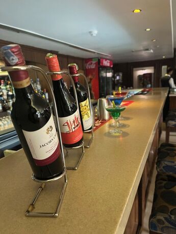 Imagen del bar/restaurante del Hotel The Ocean Pearl. Foto 8
