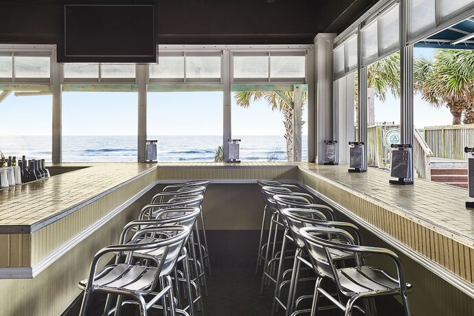 Imagen del bar/restaurante del Hotel The Oceanfront Litchfield Inn. Foto 8