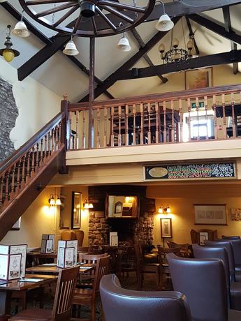 Imagen del bar/restaurante del Hotel The Old Barn Inn. Foto 2