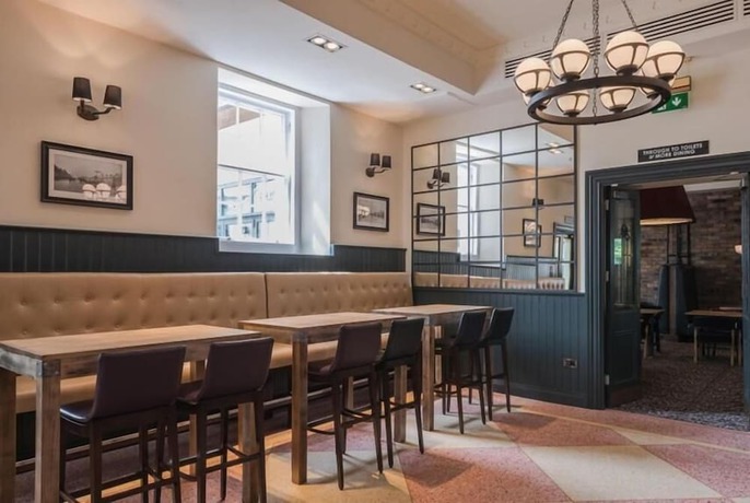 Imagen del bar/restaurante del Hotel The Old Borough by Wetherspoon. Foto 3
