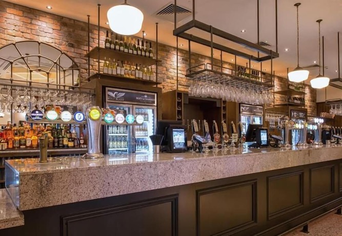 Imagen del bar/restaurante del Hotel The Old Borough by Wetherspoon. Foto 4