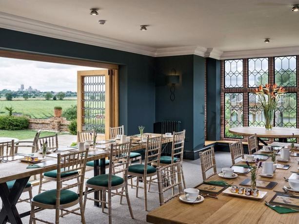 Imagen del bar/restaurante del Hotel The Old Hall Ely. Foto 3