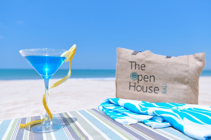 Imagen de los exteriores del Hotel The Open House Bali. Foto 12