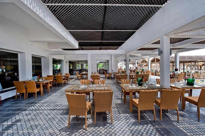 Imagen del bar/restaurante del Hotel The Orangers Beach Resort and Bungalows - All Inclusive. Foto 5