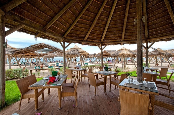Imagen del bar/restaurante del Hotel The Orangers Beach Resort and Bungalows - All Inclusive. Foto 6