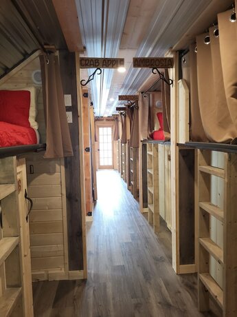 Imagen de la habitación del Hotel The Orchard Hostel Private Bunks. Foto 17