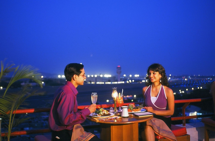 Imagen del bar/restaurante del Hotel The Orchid Mumbai Vile Parle. Foto 4