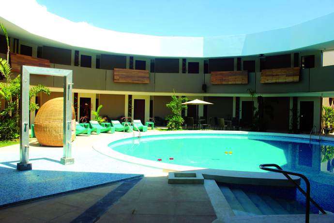 Imagen de la piscina del Hotel The Oriental Bataan. Foto 20