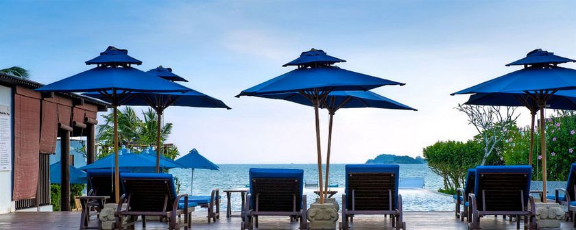 Imagen de la piscina del Hotel The Oriental Beach Resort. Foto 13