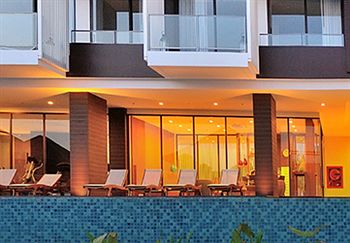 Imagen de la piscina del Hotel The Oriental Beach Resort. Foto 14