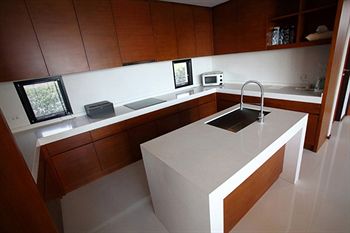 Imagen de la habitación del Hotel The Oriental Beach Resort. Foto 4