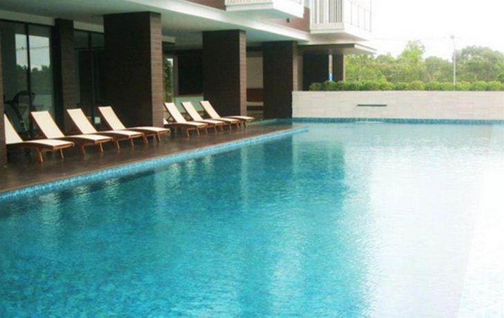 Imagen de la piscina del Hotel The Oriental Beach Resort. Foto 16