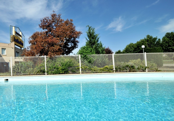 Imagen de la piscina del Hotel The Originals Access, Clermont-ferrand Nord. Foto 8