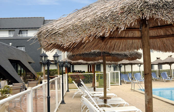 Imagen de la piscina del Hotel The Originals Boutique, Aquilon. Foto 11