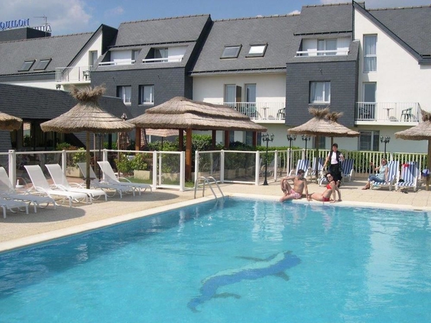 Imagen de la piscina del Hotel The Originals Boutique, Aquilon. Foto 12